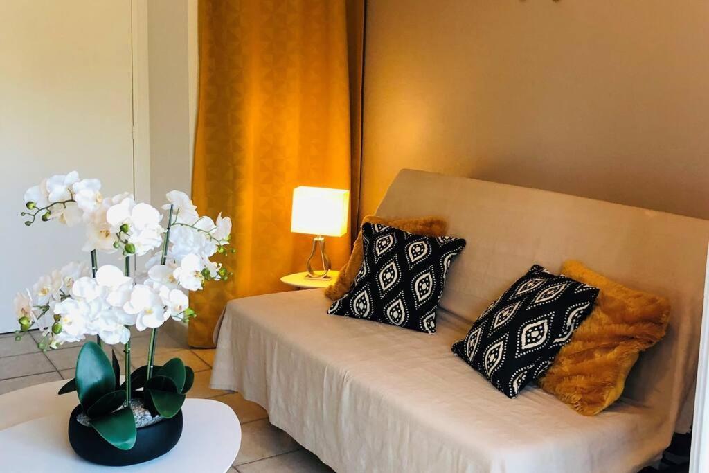 Studio Cabine Climatise 800 M De La Plage Et Des Commerces Bormes-les-Mimosas Dış mekan fotoğraf